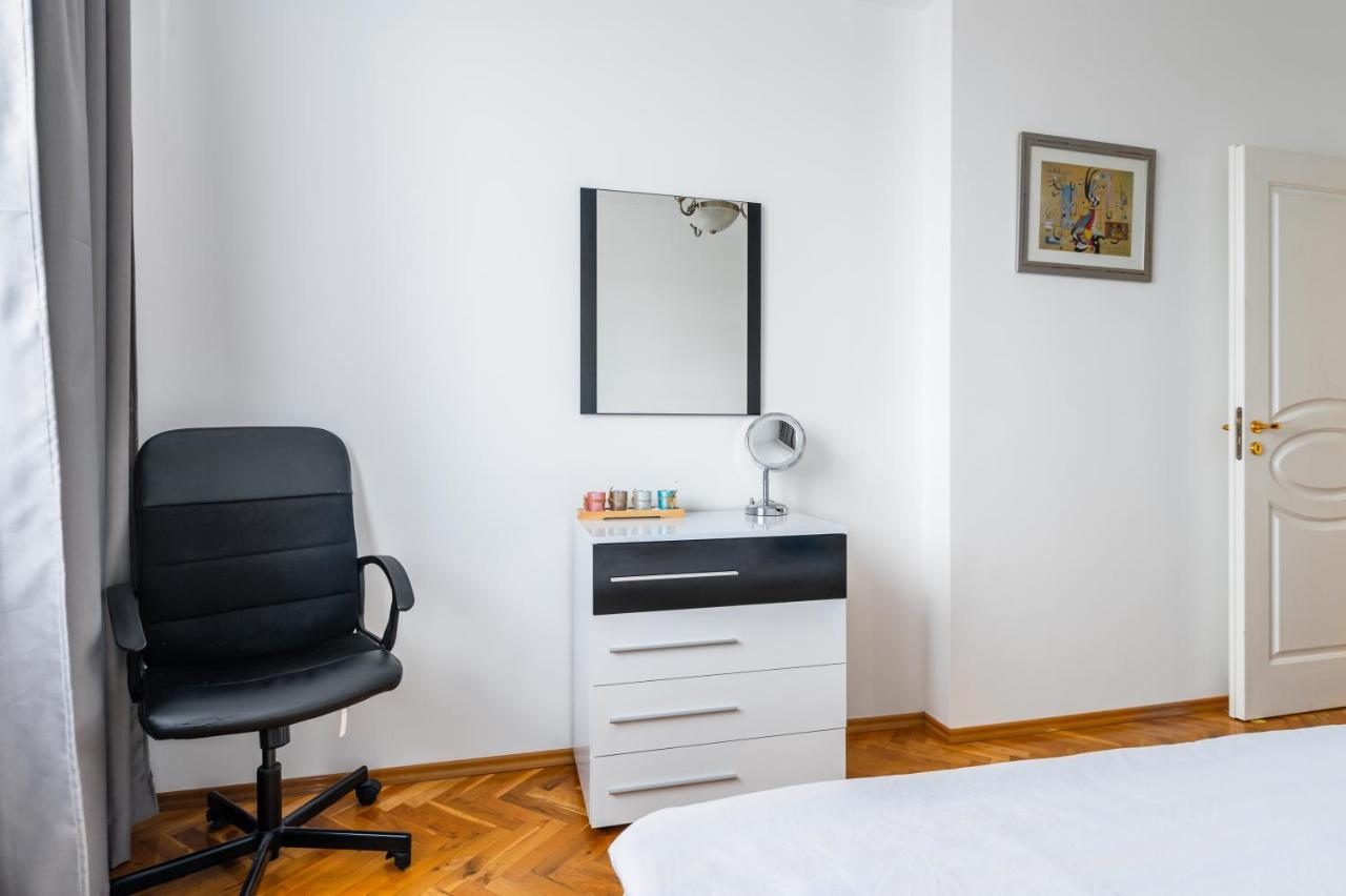 Vitosha Str 2Bd White & Blue Apt By Flat Mаnager Sofya Dış mekan fotoğraf